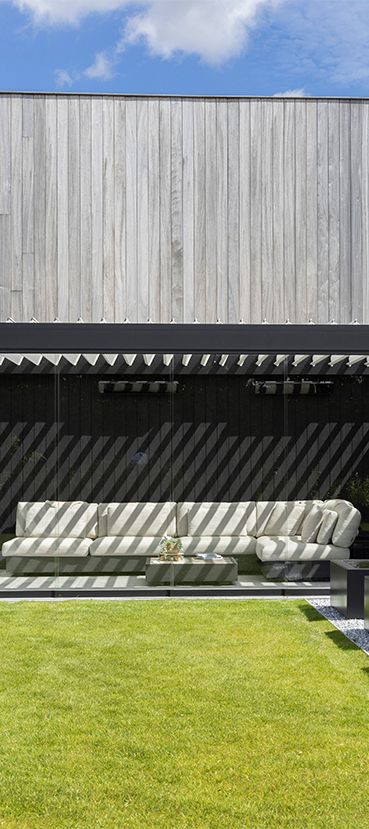 Lamellendach auf der Terasse